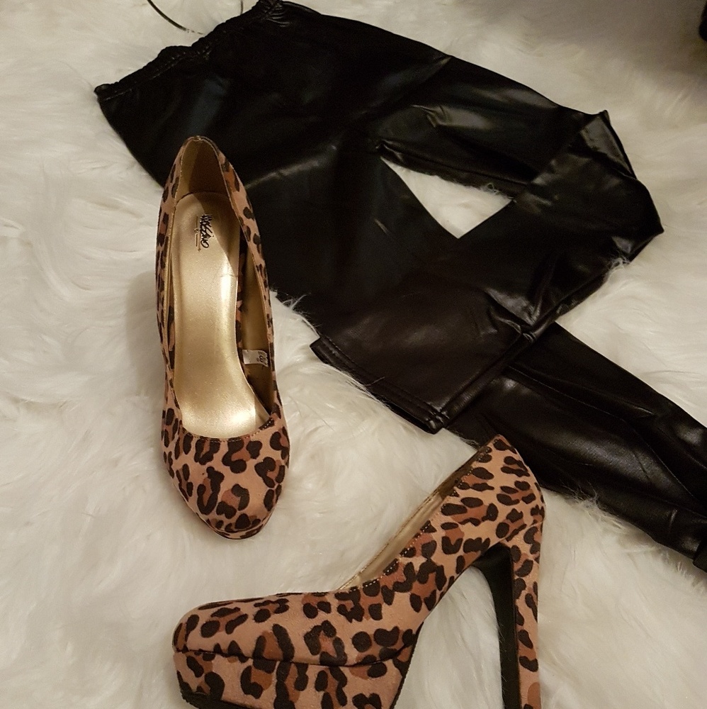 Leggings Faux Leather Velvet Lined Leggings - Picture 6 of 9